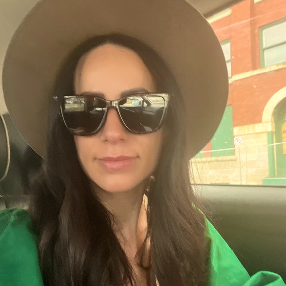 Meet your Posher, Marisa - Picture 1 of 1